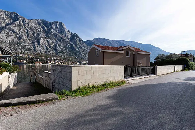 A luxurious three-story villa on the first sea line in  Kotor — photo 67